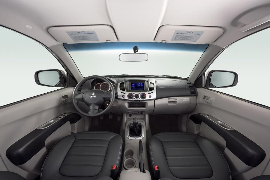  Mitsubishi L200 Triton HLS Chrome Edition 2015 года  (фото 16 из 24)